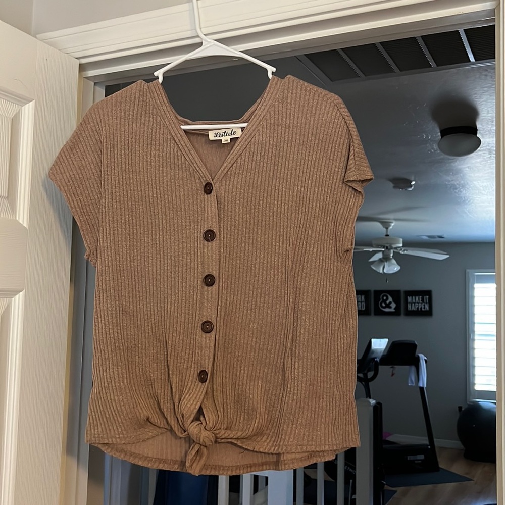 Cute brown top size medium Listicle